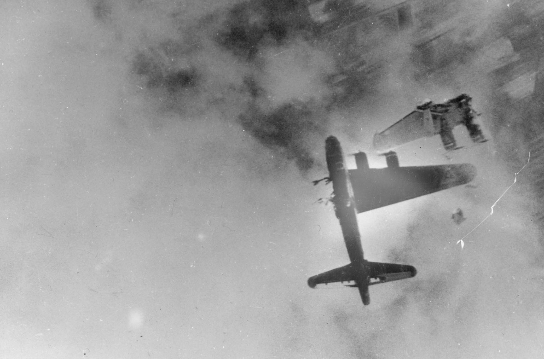 Eivät olleet mitään hupiukkojen hommia nämä. ”This Boeing B-17F had its left wing blown off by an Me-262 over Crantenburg, Germany.” (Kuva: U.S. Air Force photo)